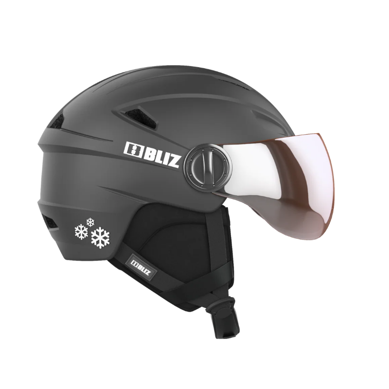 Otroška vizirska smučarska čelada BLIZ JET BLACK nudi odlično zaščito, široko vidno polje in enostavno uporabo z zložljivim vizirjem. Lahka, varna in nastavljiva – idealna za mlade smučarje.