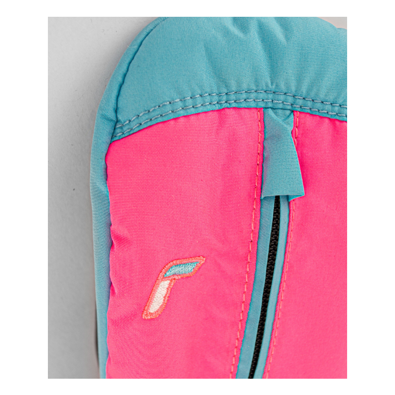 Otroške rokavice Reusch Ben Mitten – tople, mehke in izjemno udobne rokavice z dolgo zadrgo za enostavno oblačenje. Vodoodbojne in tople zahvaljujoč R-LOFT™ izolaciji. Na voljo v AS Sport Outlet!