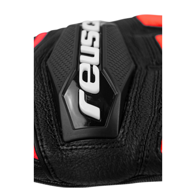 Pripravljene za male zmagovalce! Otroške smučarske rokavice REUSCH Worldcup Warrior GS iz pravega kozjega usnja nudijo vrhunsko toploto, zaščito členkov in popoln oprijem. Idealne za mlade smučarske talente, ki želijo smučati kot pravi prvaki.