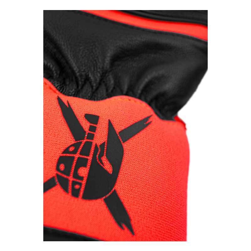 Pripravljene za male zmagovalce! Otroške smučarske rokavice REUSCH Worldcup Warrior GS iz pravega kozjega usnja nudijo vrhunsko toploto, zaščito členkov in popoln oprijem. Idealne za mlade smučarske talente, ki želijo smučati kot pravi prvaki.