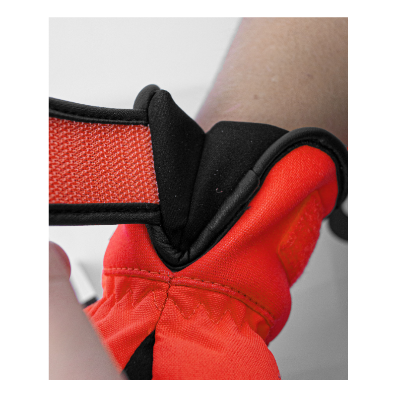 Odkrijte otroške smučarske rokavice Reusch Worldcup Warrior R-TEX® – vodoodporne, tople in izjemno trpežne rokavice za mlade smučarje. Kupite zdaj v AS Sport Outlet in poskrbite za brezskrbno zimsko zabavo!