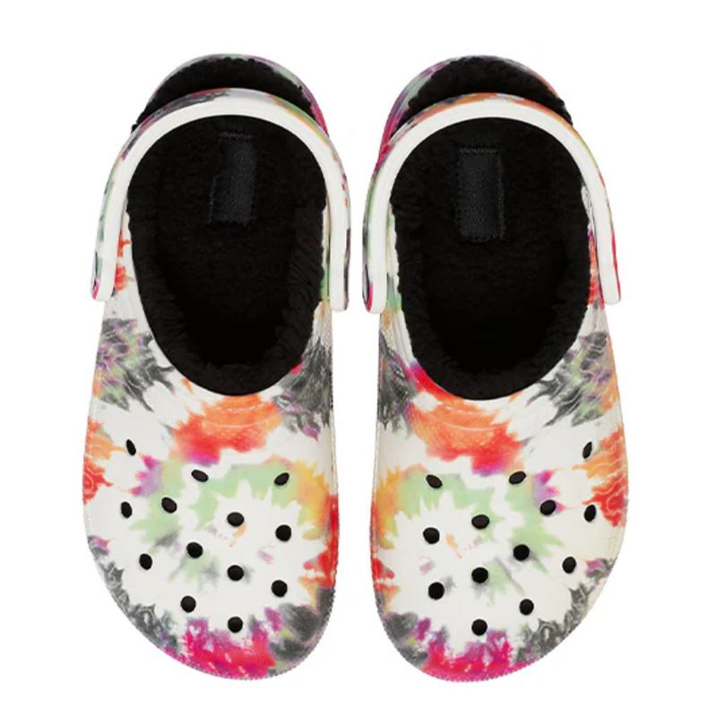 Barvit tie-dye vzorec daje coklom igriv in izrazit videz, ki takoj pritegne pozornost in poudari sproščen stil. Mehka notranja podloga je vidno udobna in namenjena toplini, kar model naredi idealen za hladnejše dni. Klasična Crocs silhueta z odprtinami ohranja prepoznavnost, medtem ko kombinacija barv poskrbi za moderen, mladosten in nekoliko retro navdihnjen značaj.