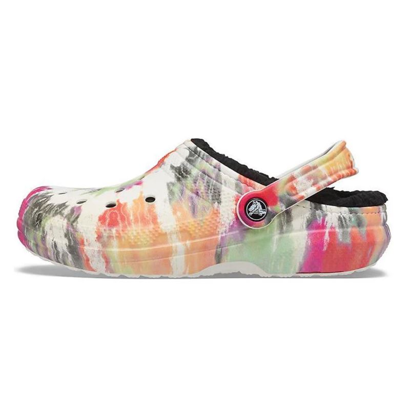 Barvit tie-dye vzorec daje coklom igriv in izrazit videz, ki takoj pritegne pozornost in poudari sproščen stil. Mehka notranja podloga je vidno udobna in namenjena toplini, kar model naredi idealen za hladnejše dni. Klasična Crocs silhueta z odprtinami ohranja prepoznavnost, medtem ko kombinacija barv poskrbi za moderen, mladosten in nekoliko retro navdihnjen značaj.