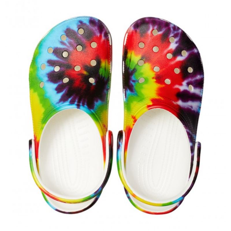 Izrazit tie-dye vzorec v živahnih barvnih prelivih ustvarja energičen in mladosten videz, ki takoj pritegne pozornost. Vsak par deluje nekoliko drugače, kar poudari unikaten značaj modela. Klasična Crocs silhueta z odprtinami ohranja prepoznavnost in funkcionalnost, medtem ko barvit dizajn doda sproščen, poletni in modno drzen pridih.
