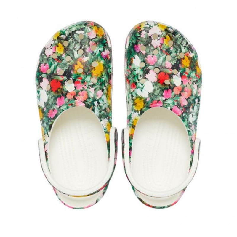 Lahki in udobni Crocs Classic Printed Floral Clog – otroški natikači s prepoznavnim Crocs Classic dizajnom in barvitim cvetličnim potiskom, ki dodajo svež, igriv in poletno vesel videz. Croslite™ material zagotavlja mehko blaženje, izjemno lahkotnost in celodnevno udobje pri vsakem koraku