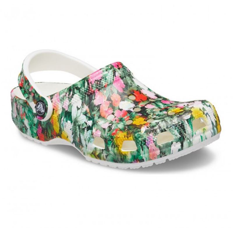Lahki in udobni Crocs Classic Printed Floral Clog – otroški natikači s prepoznavnim Crocs Classic dizajnom in barvitim cvetličnim potiskom, ki dodajo svež, igriv in poletno vesel videz. Croslite™ material zagotavlja mehko blaženje, izjemno lahkotnost in celodnevno udobje pri vsakem koraku