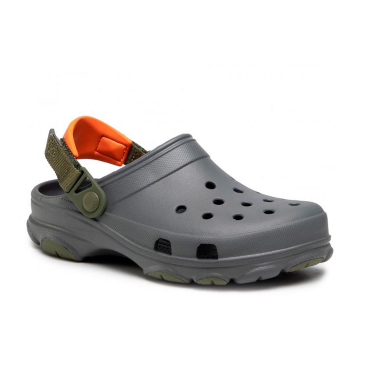 Robustni in udobni Crocs Classic All Terrain Clog – natikači, zasnovani za bolj zahteven teren in aktiven življenjski slog. Združujejo klasično Crocs udobje z izboljšanim oprijemom in stabilnostjo, zato so odlični za sprehode, delo na prostem, potovanja in vsakodnevno uporabo.