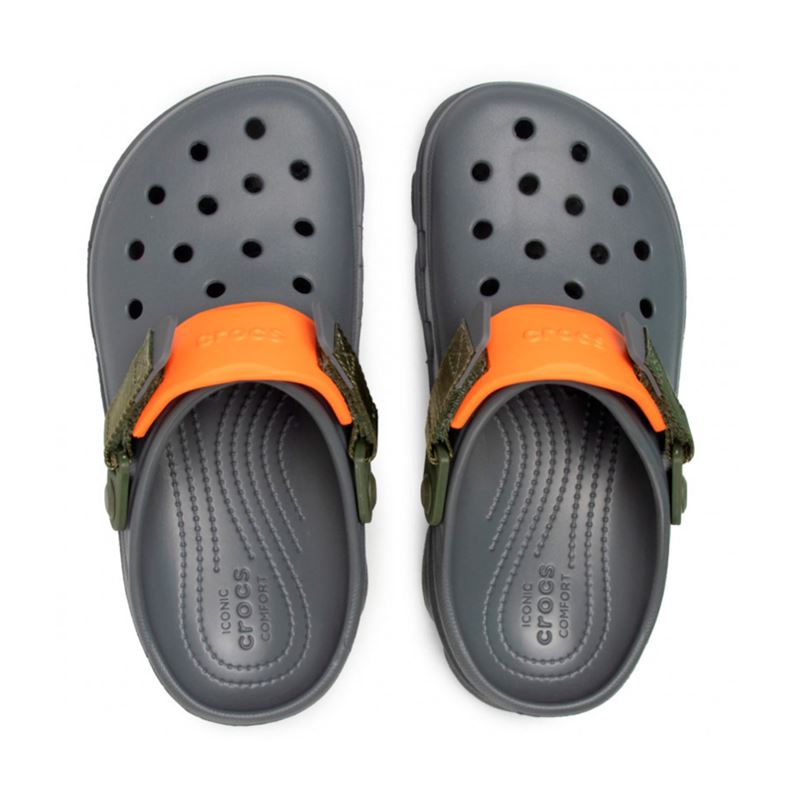 Robustni in udobni Crocs Classic All Terrain Clog – natikači, zasnovani za bolj zahteven teren in aktiven življenjski slog. Združujejo klasično Crocs udobje z izboljšanim oprijemom in stabilnostjo, zato so odlični za sprehode, delo na prostem, potovanja in vsakodnevno uporabo.
