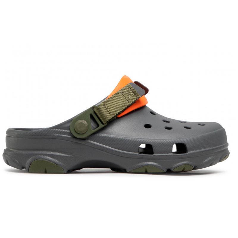 Robustni in udobni Crocs Classic All Terrain Clog – natikači, zasnovani za bolj zahteven teren in aktiven življenjski slog. Združujejo klasično Crocs udobje z izboljšanim oprijemom in stabilnostjo, zato so odlični za sprehode, delo na prostem, potovanja in vsakodnevno uporabo.