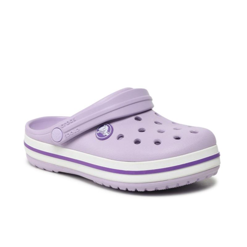 Crocs Crocband Kids Clog 207006 so lahki in udobni otroški natikači s športnim dizajnom, ki zagotavljajo mehko blaženje in celodnevno udobje. Izdelani iz Croslite™ materiala so vodoodporni, enostavni za čiščenje in idealni za igro, šolo ali poletne aktivnosti na prostem.