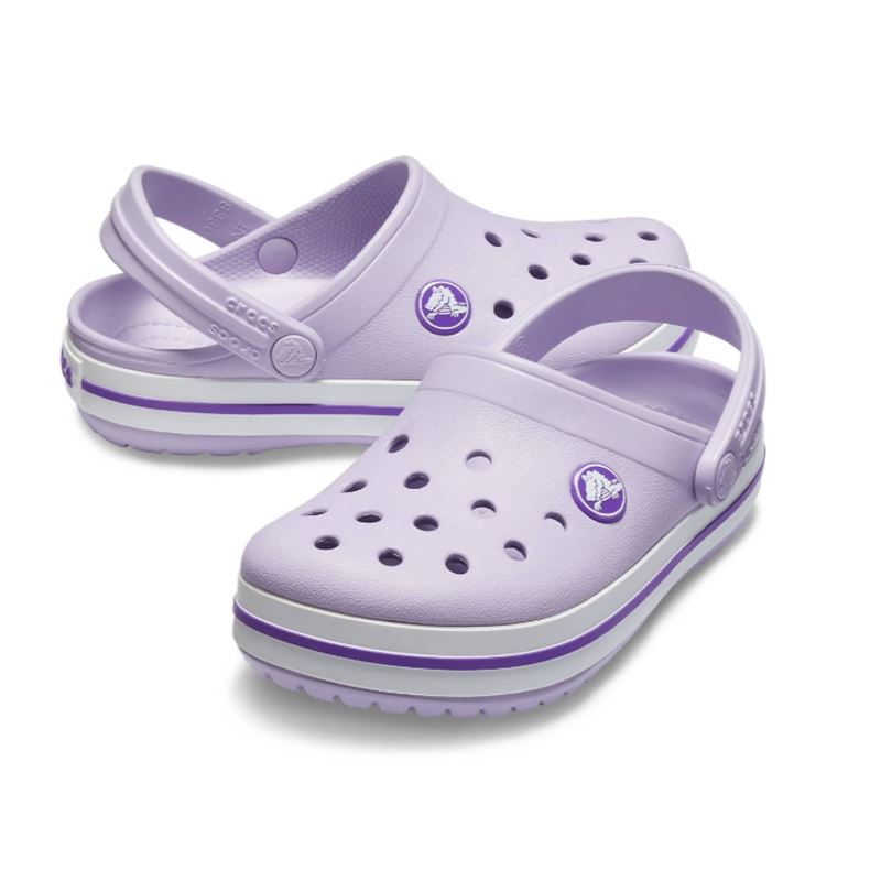 Crocs Crocband Kids Clog 207006 so lahki in udobni otroški natikači s športnim dizajnom, ki zagotavljajo mehko blaženje in celodnevno udobje. Izdelani iz Croslite™ materiala so vodoodporni, enostavni za čiščenje in idealni za igro, šolo ali poletne aktivnosti na prostem.