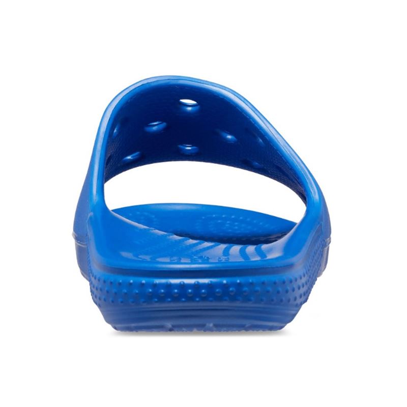 Lahki in udobni Crocs Classic Slide Kids – otroški natikači v praktičnem slide dizajnu za hitro obuvanje in brezskrbne poletne dni. Croslite™ material zagotavlja mehko blaženje, lahkotnost in udobje pri vsakem koraku, zato so idealni za plažo, bazen ali vsakodnevno igro