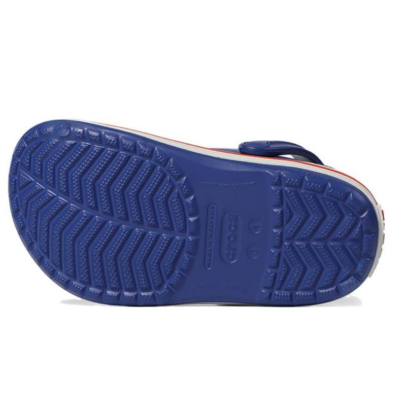 Crocs Crocband Kids Clog 207006 so lahki in udobni otroški natikači s športnim dizajnom, ki zagotavljajo mehko blaženje in celodnevno udobje. Izdelani iz Croslite™ materiala so vodoodporni, enostavni za čiščenje in idealni za igro, šolo ali poletne aktivnosti.