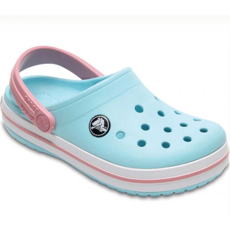 Crocs Crocband Kids Clog 207006 so športno oblikovani in udobni otroški natikači, ki združujejo lahkotnost, stabilnost in igriv dizajn. Izdelani iz Croslite™ materiala nudijo mehko blaženje, zračnost in enostavno čiščenje, zato so odlična izbira za igro, šolo ali poletne aktivnosti na prostem.
