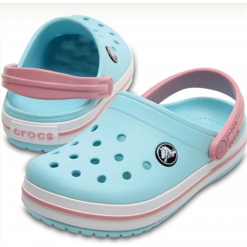 Crocs Crocband Kids Clog 207006 so športno oblikovani in udobni otroški natikači, ki združujejo lahkotnost, stabilnost in igriv dizajn. Izdelani iz Croslite™ materiala nudijo mehko blaženje, zračnost in enostavno čiščenje, zato so odlična izbira za igro, šolo ali poletne aktivnosti na prostem.
