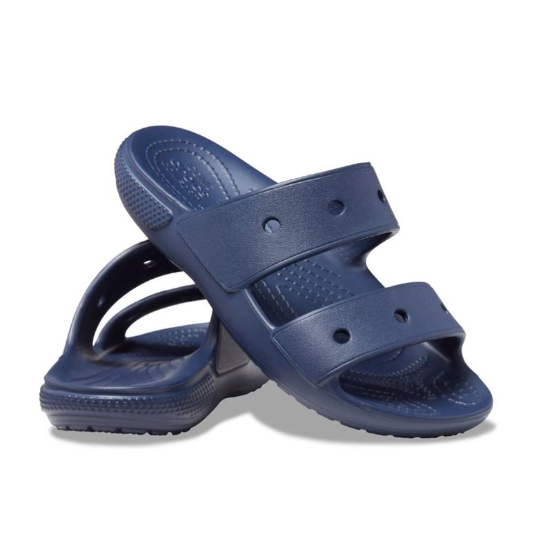 Otroški Crocs Classic Sandal 207536 so prikazani kot lahki in udobni sandali z značilnim preprostim Crocs dizajnom. Model ima dva nastavljiva paščka, ki omogočata stabilno in prilagodljivo prileganje otroškemu stopalu.
