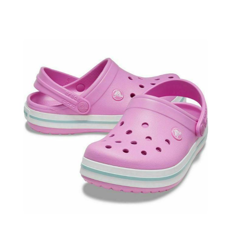 Otroški Crocs Crocband 207006 združujejo udobje, lahkotnost in športen dizajn. Izdelani iz Croslite™ materiala zagotavljajo mehko blaženje, vodoodpornost in enostavno čiščenje, zato so popolni za igro, šolo ali poletne aktivnosti.