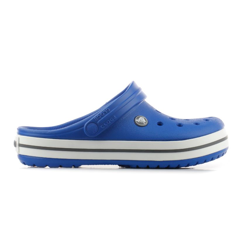 Otroški Crocs Crocband so lahki in udobni natikači športnega videza. Odlikuje jih prepoznaven trak na podplatu, mehka Croslite pena ter nastavljiv pašček na peti za boljše prileganje. Primerni so za vsakodnevno uporabo, igro in poletne aktivnosti, saj omogočajo dobro zračnost in enostavno čiščenje.
