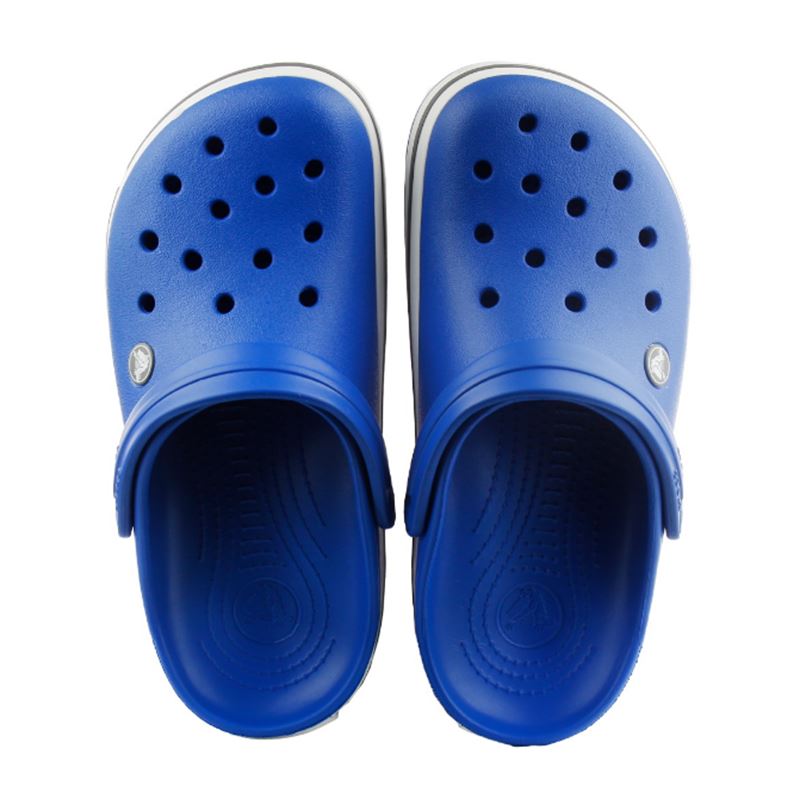 Otroški Crocs Crocband so lahki in udobni natikači športnega videza. Odlikuje jih prepoznaven trak na podplatu, mehka Croslite pena ter nastavljiv pašček na peti za boljše prileganje. Primerni so za vsakodnevno uporabo, igro in poletne aktivnosti, saj omogočajo dobro zračnost in enostavno čiščenje.