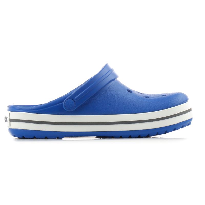 Otroški Crocs Crocband so lahki in udobni natikači športnega videza. Odlikuje jih prepoznaven trak na podplatu, mehka Croslite pena ter nastavljiv pašček na peti za boljše prileganje. Primerni so za vsakodnevno uporabo, igro in poletne aktivnosti, saj omogočajo dobro zračnost in enostavno čiščenje.
