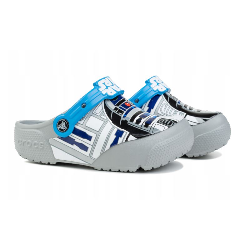 Zabavni in izjemno udobni Crocs Fun Lab Lights R2-D2 – otroški natikači z motivom R2-D2 in vgrajenimi LED lučkami, ki zasvetijo pri vsakem koraku. Igriv dizajn iz Star Wars™ kolekcije, Croslite™ udobje in lahkotnost naredijo te Crocse popolne za igro, vrtec in vsakodnevne dogodivščine.