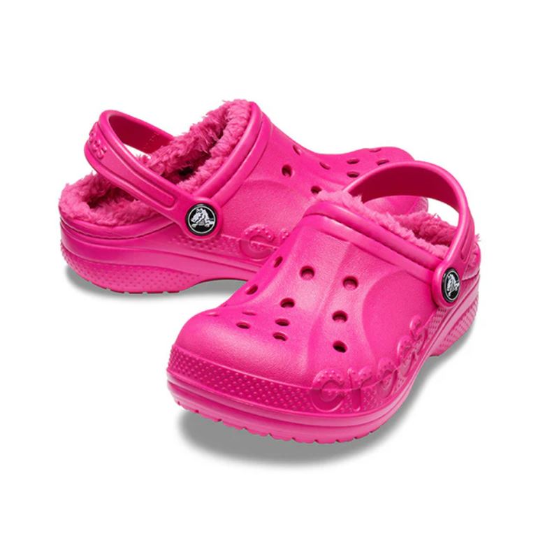 Crocs Baya Lined Clog Kids – topli in udobni otroški natikači, popolni za hladnejše dni. Mehka notranja podloga nudi prijetno toploto, Croslite™ material pa zagotavlja lahkotnost, udobje in enostavno nošenje skozi ves dan. Idealni za doma, vrtec in sproščene aktivnosti na prostem.
