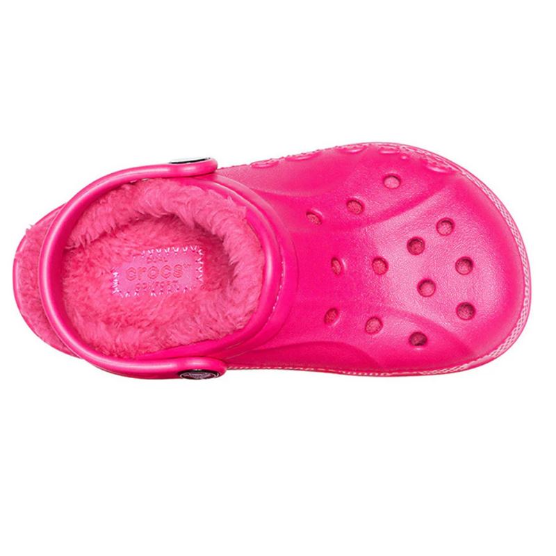 Crocs Baya Lined Clog Kids – topli in udobni otroški natikači, popolni za hladnejše dni. Mehka notranja podloga nudi prijetno toploto, Croslite™ material pa zagotavlja lahkotnost, udobje in enostavno nošenje skozi ves dan. Idealni za doma, vrtec in sproščene aktivnosti na prostem.
