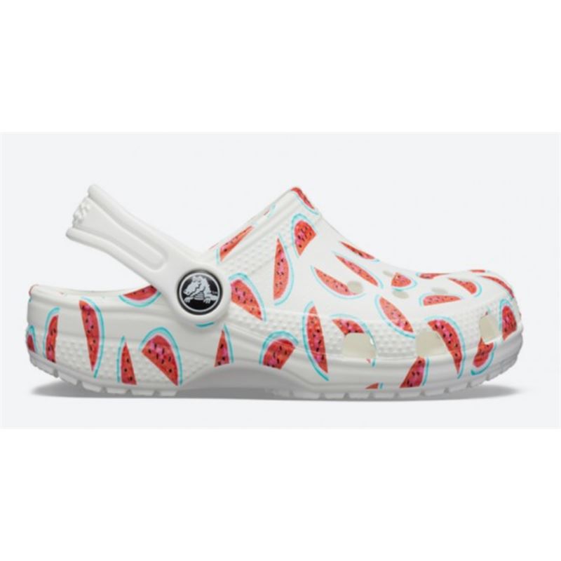 Igrivi in udobni Crocs Classic Seasonal Graphic Clog za otroke – lahki natikači s prepoznavnim Crocs udobjem in barvitimi sezonskimi vzorci, ki dodajo zabaven, otroški videz. Idealni za igro, vrtec in brezskrbne poletne dni.