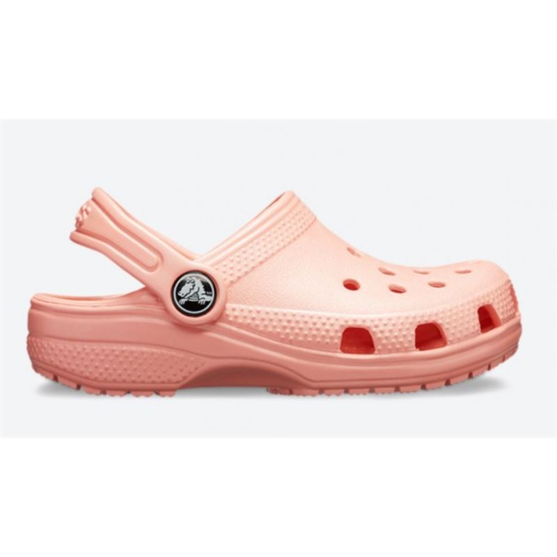 Klasični in udobni Crocs Classic Clog za otroke – lahki natikači z legendarnim Crocs udobjem, prezračevanjem in enostavnim obuvanjem. Popolni za igro, vrtec in vsakodnevne poletne dogodivščine, kjer sta pomembna udobje in brezskrbno gibanje.