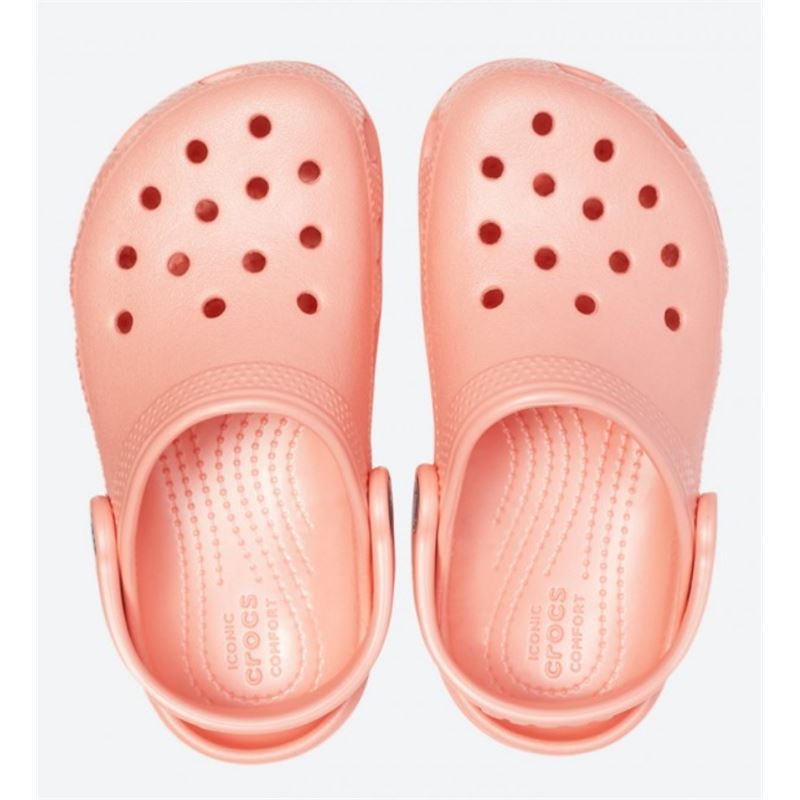Klasični in udobni Crocs Classic Clog za otroke – lahki natikači z legendarnim Crocs udobjem, prezračevanjem in enostavnim obuvanjem. Popolni za igro, vrtec in vsakodnevne poletne dogodivščine, kjer sta pomembna udobje in brezskrbno gibanje.