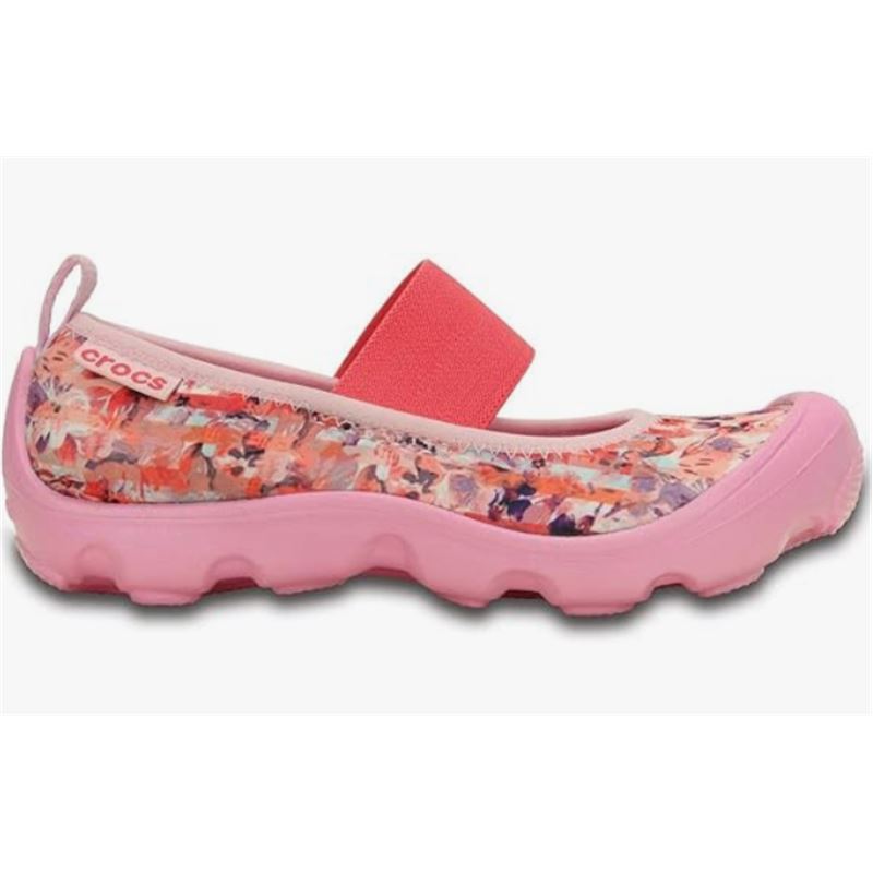 Udobni in zaščitni Crocs Duet Busy D. Floral Shoe – lahki otroški čevlji z igrivim cvetličnim potiskom, ki združujejo Crocs udobje in dodatno zaščito zaprtega čevlja. Popolni za vrtec, igro in vsakodnevne aktivnosti, kjer sta pomembna udobje in stabilnost.
