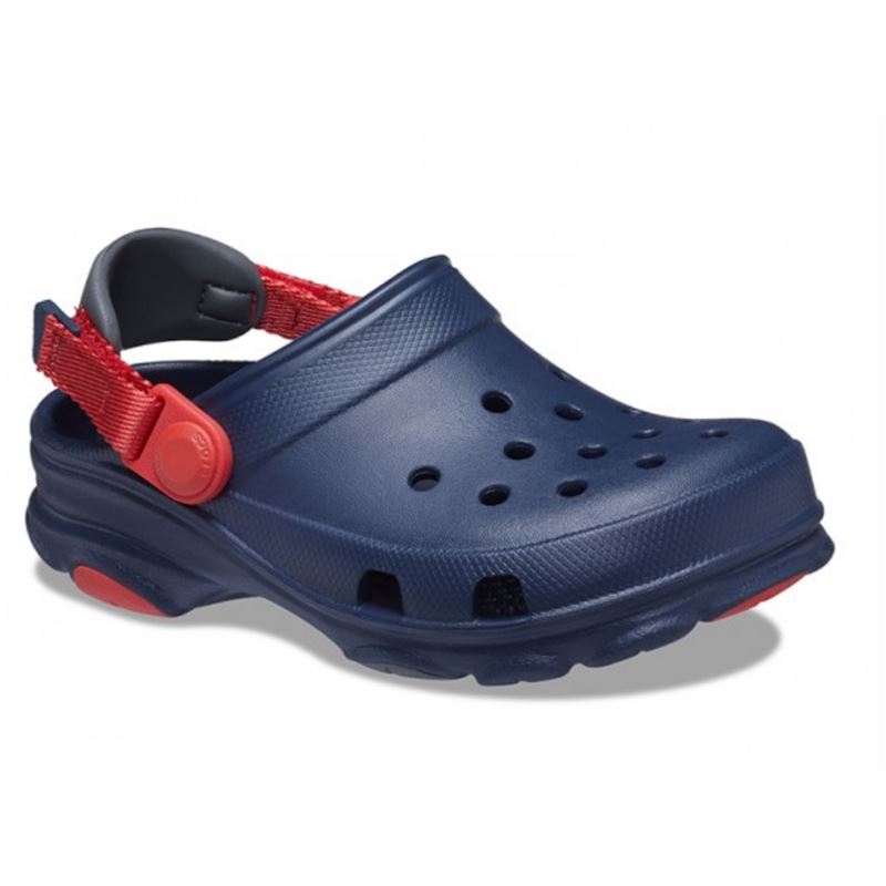 Crocs Classic All Terrain Kids Clog T 206747 so robustni in udobni otroški natikači, zasnovani za brezskrbno igro in raziskovanje na prostem. Trpežen podplat z izboljšanim oprijemom omogoča večjo stabilnost na različnih površinah, Croslite™ material pa zagotavlja lahkotnost, mehko blaženje in celodnevno udobje.