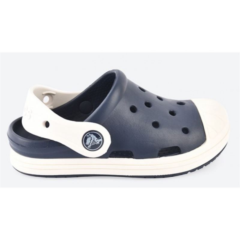 Igrivi in praktični Crocs Bump It Clog – otroški natikači v retro “sneaker” stilu, ki združujejo udobje Croslite™ materiala, zaščiten sprednji del in stabilen pašček za varno nošenje. Idealni za igro, vrtec in vsakodnevne dogodivščine.