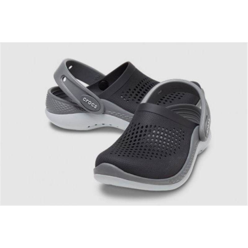 Otroški Crocs LiteRide 360 Clog T 206712 so prikazani kot izjemno lahki in udobni natikači z modernim športnim dizajnom. Izstopa mehka LiteRide™ pena, ki zagotavlja odlično blaženje in občutek “hoje po oblakih”.