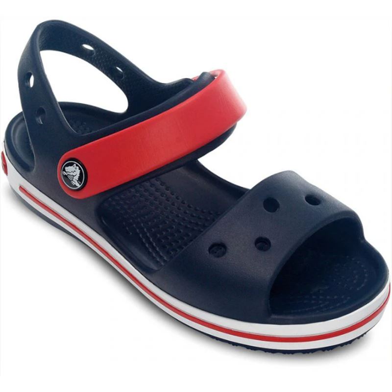 Crocs Crocband Sandal Kids 12856 so udobni in športno zasnovani otroški sandali, ki združujejo lahkotnost, zračnost in igriv dizajn. Izdelani iz Croslite™ materiala zagotavljajo mehko blaženje, vodoodpornost in hitro sušenje, nastavljiv pašček pa poskrbi za boljše prileganje in stabilnost pri vsakodnevni igri, šoli ali poletnih aktivnostih.
