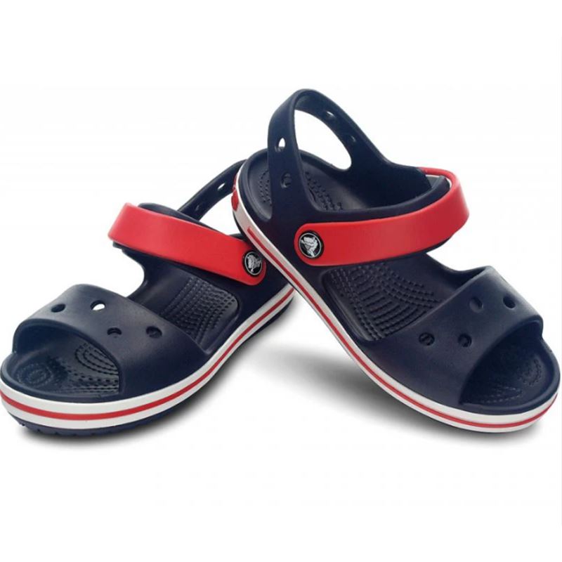 Crocs Crocband Sandal Kids 12856 so udobni in športno zasnovani otroški sandali, ki združujejo lahkotnost, zračnost in igriv dizajn. Izdelani iz Croslite™ materiala zagotavljajo mehko blaženje, vodoodpornost in hitro sušenje, nastavljiv pašček pa poskrbi za boljše prileganje in stabilnost pri vsakodnevni igri, šoli ali poletnih aktivnostih.
