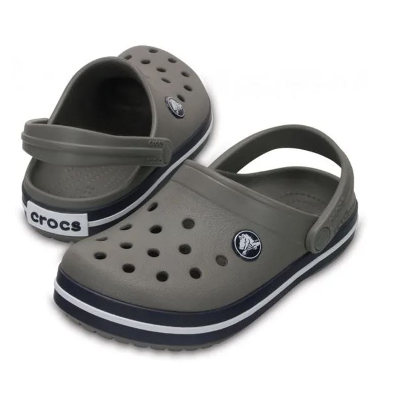 Lahki in udobni Crocs Crocband Kids Clog – popolna izbira za aktivne otroke. Športen dizajn, Croslite™ udobje in zračnost zagotavljajo brezskrbno igro, vrtec in poletne dogodivščine vsak dan.