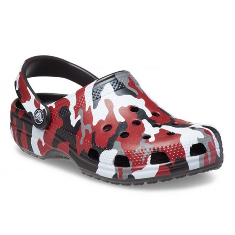 Športni in udobni Crocs Classic Printed Camo Clog – lahki natikači s trendovskim kamuflažnim potiskom, Croslite™ udobjem in prepoznavnim Crocs dizajnom. Popolni za vsak dan, poletje, prosti čas ali aktivnosti na prostem, kjer sta pomembna udobje in sproščen stil.
