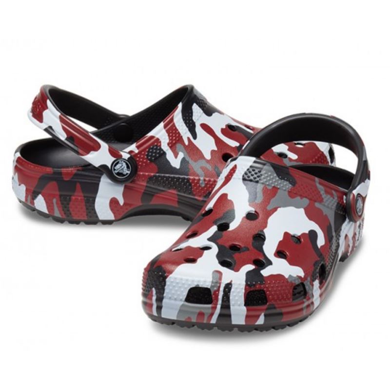 Športni in udobni Crocs Classic Printed Camo Clog – lahki natikači s trendovskim kamuflažnim potiskom, Croslite™ udobjem in prepoznavnim Crocs dizajnom. Popolni za vsak dan, poletje, prosti čas ali aktivnosti na prostem, kjer sta pomembna udobje in sproščen stil.
