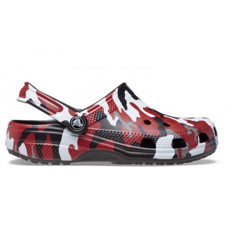 Športni in udobni Crocs Classic Printed Camo Clog – lahki natikači s trendovskim kamuflažnim potiskom, Croslite™ udobjem in prepoznavnim Crocs dizajnom. Popolni za vsak dan, poletje, prosti čas ali aktivnosti na prostem, kjer sta pomembna udobje in sproščen stil.
