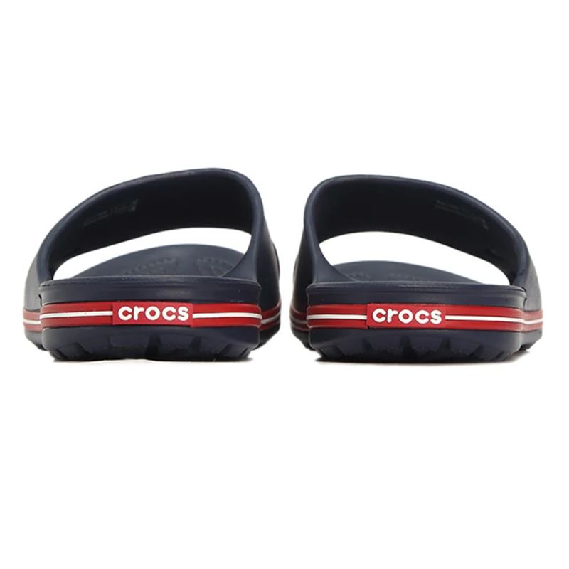 Športne in izjemno lahke Crocs Crocband II Slide – idealna izbira za poletno udobje, hitro obuvanje in sproščene trenutke ob bazenu, na plaži ali doma. Mehka Croslite™ pena poskrbi za udobje pri vsakem koraku, športni Crocband dizajn pa doda prepoznaven, dinamičen videz.
