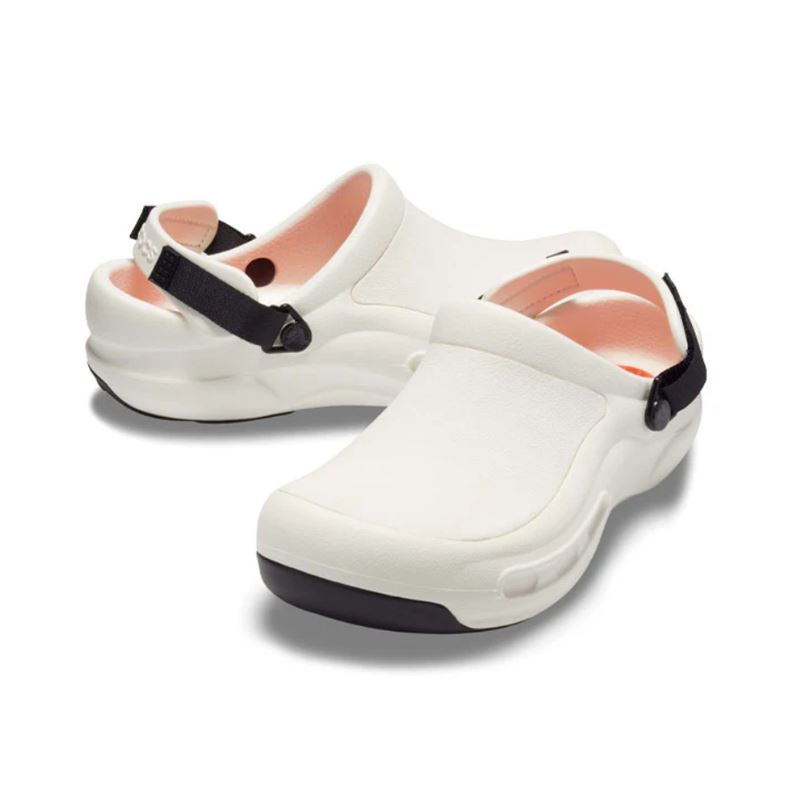 Robustni in izjemno udobni Crocs Bistro Pro LiteRide – delovni natikači, ki so zasnovani za dolge ure na nogah, kjer sta pomembna udobje in varnost. Model je pogosto pohvaljen zaradi stabilnosti, lahkotnosti in odličnega oprijema, zato je priljubljen v gostinstvu, kuhinji in zdravstvenih poklicih.