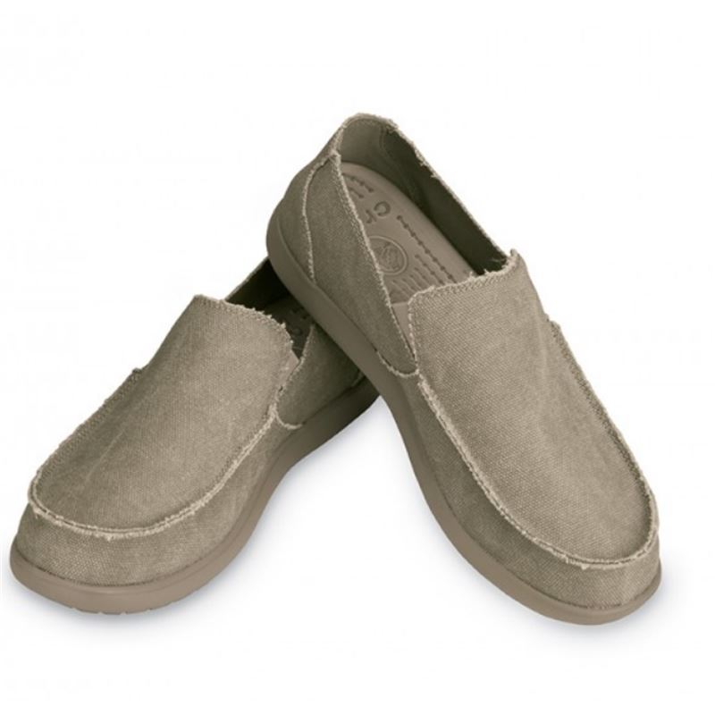 Crocs Santa Cruz Mens 10128 so udobni moški loafer natikači, ki združujejo sproščen casual videz in prepoznavno Crocs udobje. Izdelani z zgornjim delom iz tekstila in Croslite™ podplatom zagotavljajo lahkotnost, mehko blaženje in celodnevno udobje.