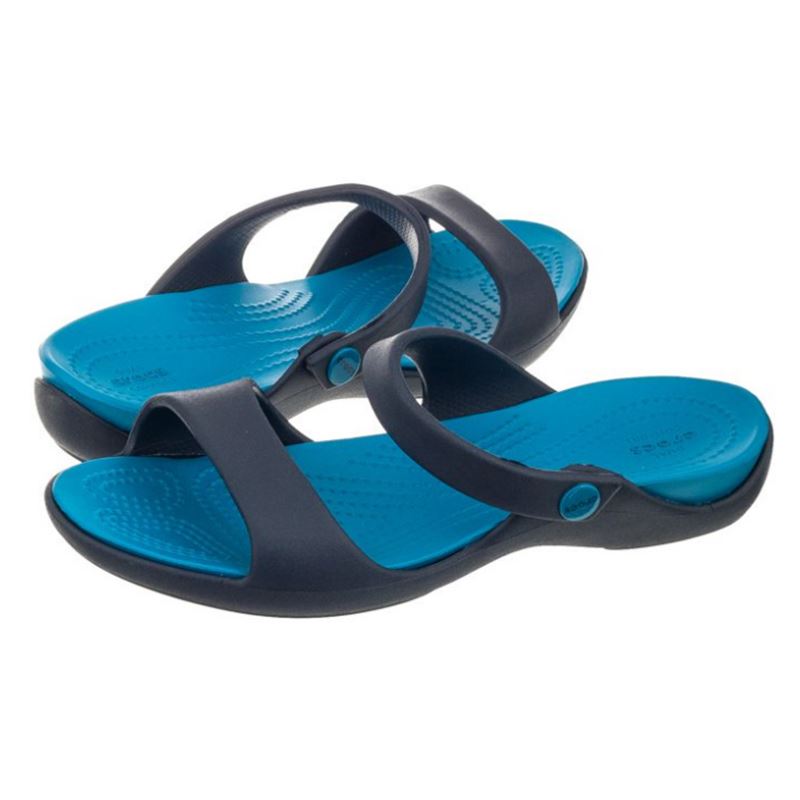 Elegantni Crocs Cleo V združujejo moderen, odprt dizajn in prepoznavno Crocs udobje. Lahka in fleksibilna zasnova z mehkim Croslite™ materialom zagotavlja prijetno nošenje skozi ves dan, medtem ko nastavljiv pašček na peti poskrbi za stabilnost in dobro prileganje.