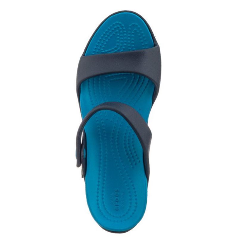 Elegantni Crocs Cleo V združujejo moderen, odprt dizajn in prepoznavno Crocs udobje. Lahka in fleksibilna zasnova z mehkim Croslite™ materialom zagotavlja prijetno nošenje skozi ves dan, medtem ko nastavljiv pašček na peti poskrbi za stabilnost in dobro prileganje.