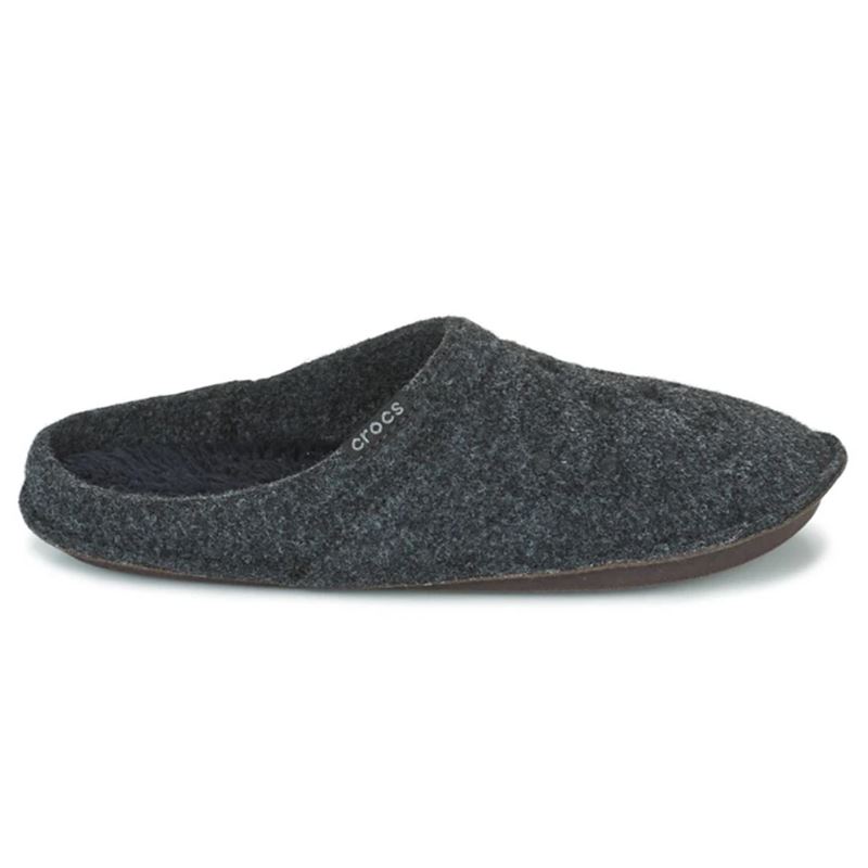 Crocs Classic Slipper 203600 so mehki in udobni hišni copati, zasnovani za sproščeno domačo uporabo in celodnevno udobje. Izdelani so iz lahkih materialov z mehko notranjo podlogo, ki nudi toplino in prijeten občutek pri nošenju.