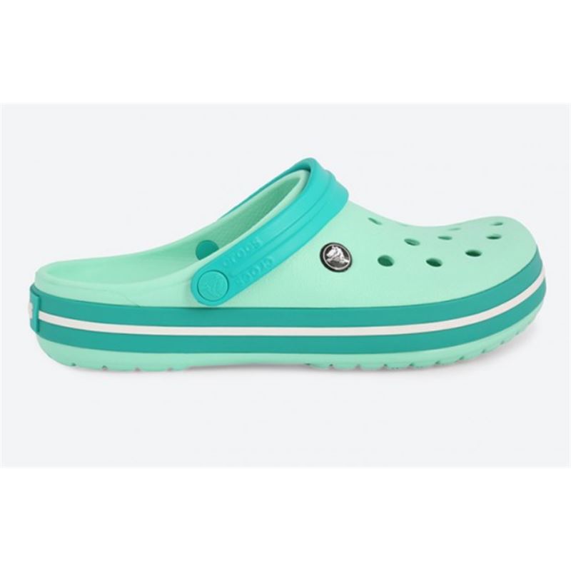 Crocs Crocband 11016 so športno oblikovani natikači, ki združujejo ikoničen retro dizajn in prepoznavno Crocs udobje. Izdelani iz Croslite™ materiala zagotavljajo lahkotnost, mehko blaženje in vodoodpornost, zato so idealni za vsakodnevno nošenje, poletne dni, plažo ali sproščene aktivnosti na prostem.
