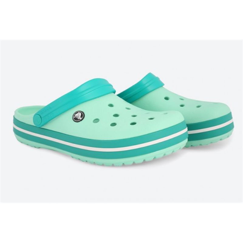 Crocs Crocband 11016 so športno oblikovani natikači, ki združujejo ikoničen retro dizajn in prepoznavno Crocs udobje. Izdelani iz Croslite™ materiala zagotavljajo lahkotnost, mehko blaženje in vodoodpornost, zato so idealni za vsakodnevno nošenje, poletne dni, plažo ali sproščene aktivnosti na prostem.
