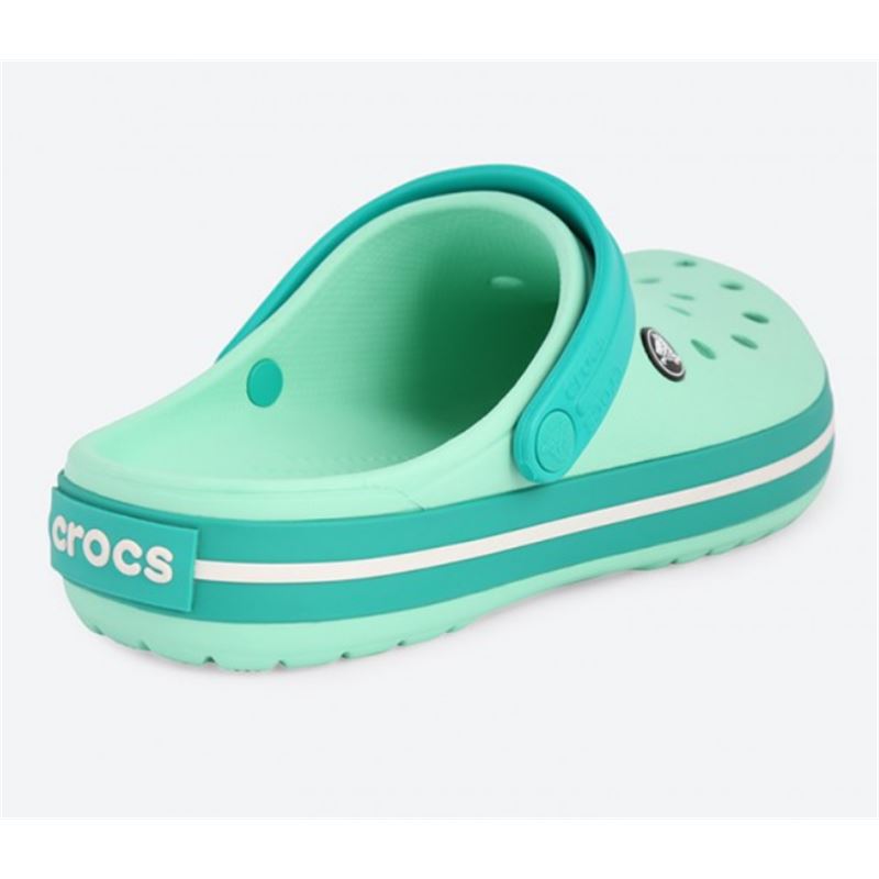 Crocs Crocband 11016 so športno oblikovani natikači, ki združujejo ikoničen retro dizajn in prepoznavno Crocs udobje. Izdelani iz Croslite™ materiala zagotavljajo lahkotnost, mehko blaženje in vodoodpornost, zato so idealni za vsakodnevno nošenje, poletne dni, plažo ali sproščene aktivnosti na prostem.
