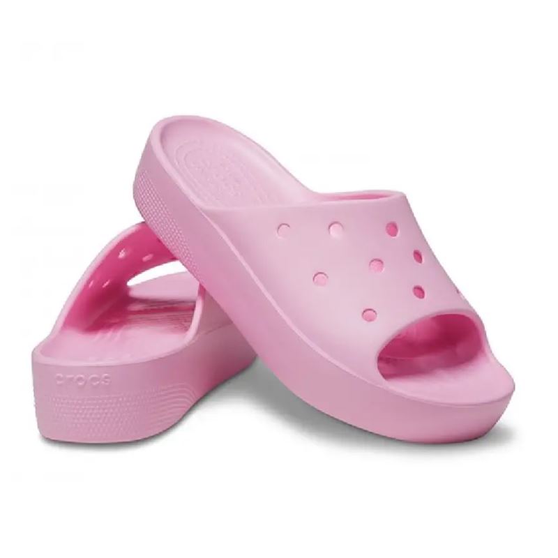 Crocs Classic Platform Slide 208180 so modni ženski natikači z dvignjenim platform podplatom, ki združujejo udobje in trendovski videz. Izdelani iz Croslite™ materiala zagotavljajo mehko blaženje, lahkotnost in vodoodpornost, zato so odlična izbira za poletne dni, sproščene sprehode ali vsakodnevne modne kombinacije.